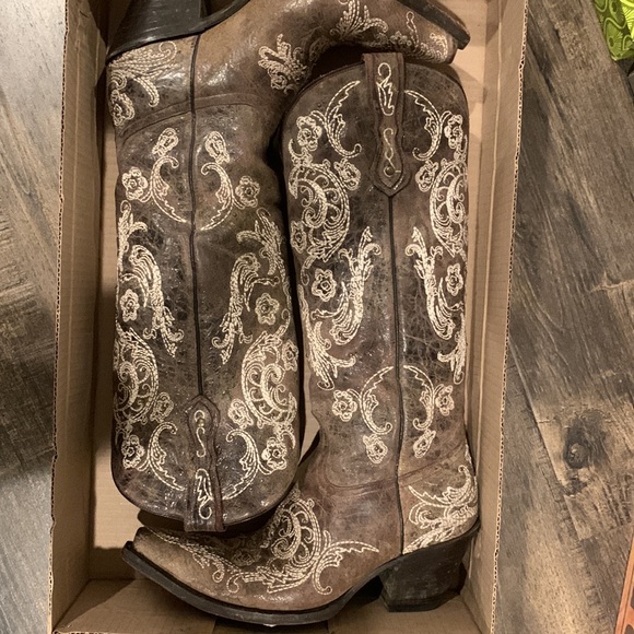 Corral, distressed brown Embroidery/Studs cowboy boots. Special Edition - Picture 6 of 8